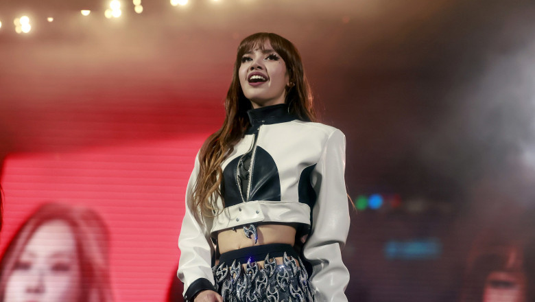 BLACKPINK အဖွဲ့ဝင် လီဆာရဲ့ တစ်ကိုယ်တော်အသက်မွေးဝမ်းကြောင်းဘဝအကြောင်းမှတ်တမ်းရုပ်ရှင်ထွက်ရှိမယ်